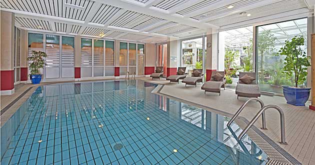 Hotelhallenbad Schwimmbad Pool Urlaub ber Silvester im Westerwald RLP. Kurzurlaub in Oberlahr, zwischen Altenkirchen, Neuwied, Hamm (Sieg), Siegburg, Knigswinter am Rhein und Bonn.