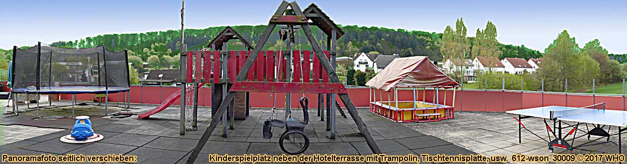 Kinderspielplatz mit Trampolin, Tischtennisplatte. Urlaub ber Silvester Hotel im Taunus. Silvester-Kurzurlaub im Hochtaunuskreis.
